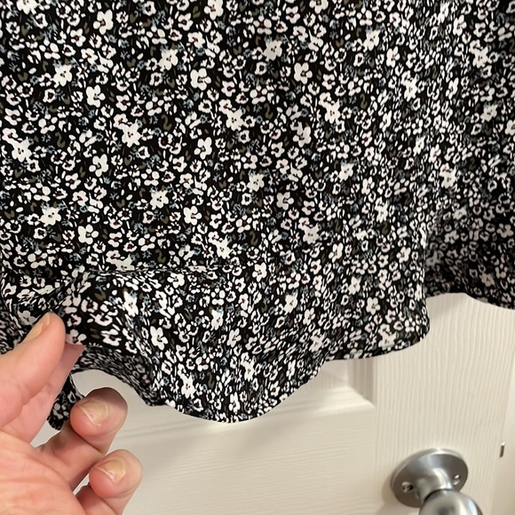 🛍️EUC LOFT floral Tank W/ Flutter Sleeves XSP 265 - Picture 3 of 4